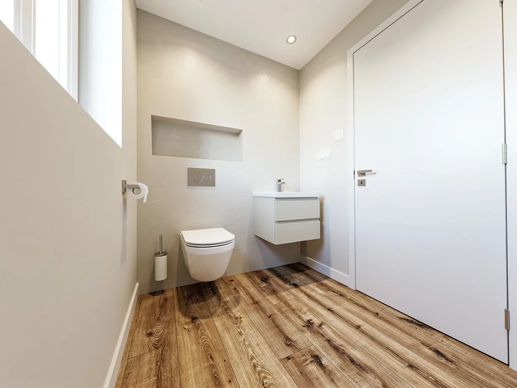 Petite salle de bain optimisée avec WC suspendu et sol imitation bois